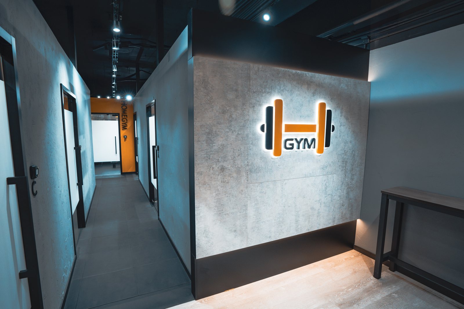 HOMEGYM 標誌牆與獨立房間走廊